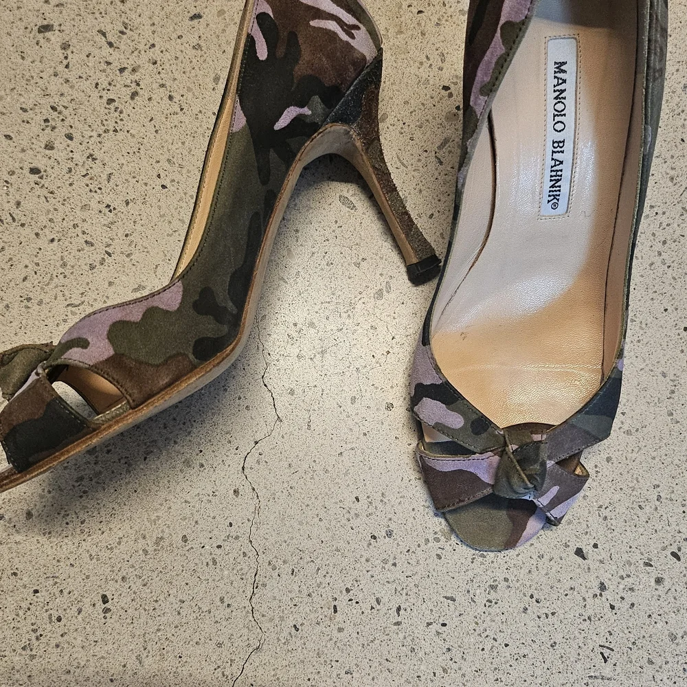Elegant Manolo Green Purple camouflage Women's Heels - Picture 3 of 3